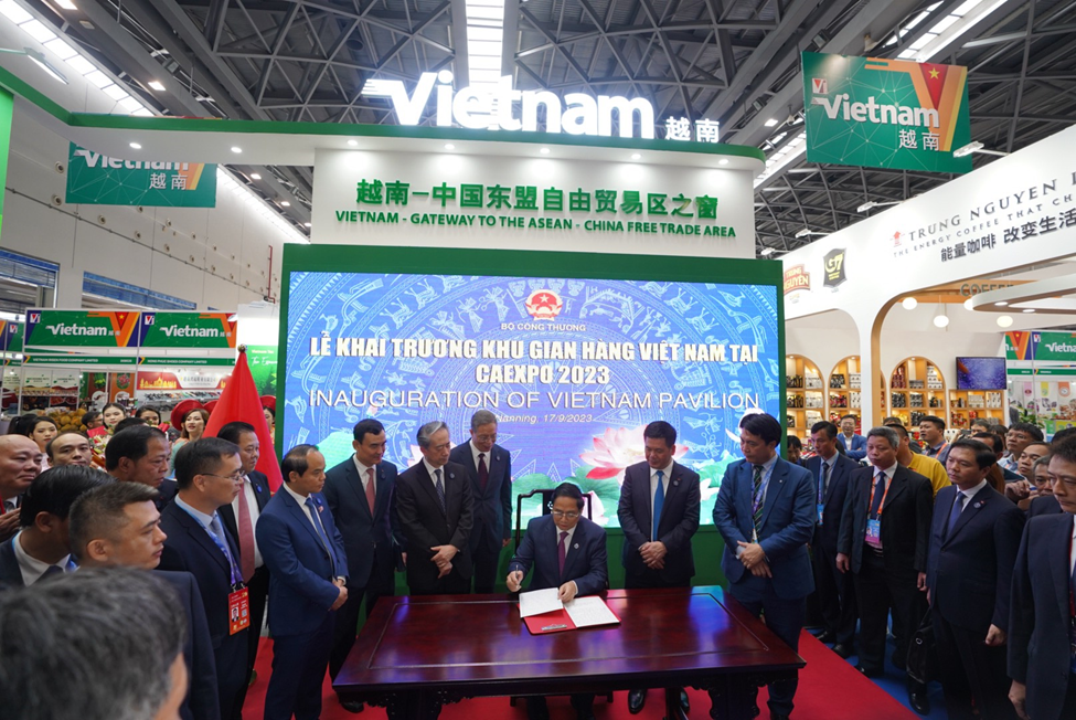 Thủ tướng Chính phủ Phạm Minh Chính khai trương Khu gian hàng Việt Nam tại Hội chợ CAEXPO 2023