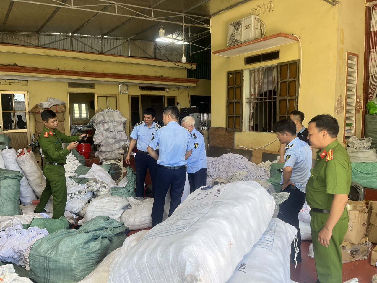 Thái Bình: Kiểm tra 02 kho hàng chứa trên 1,3 tấn hàng hóa có dấu hiệu giả mạo nhãn hiệu của Nike và Adidas