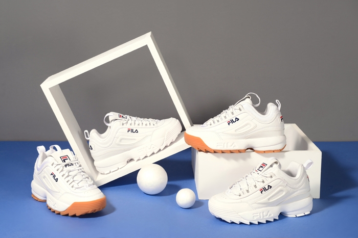  Hai công ty da và trang sức kết hợp sản xuất giày chơi quần vợt 