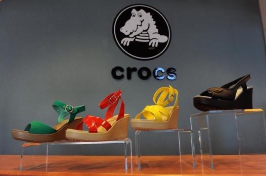 Công ty Crocs giảm nguồn cung ứng từ Trung Quốc