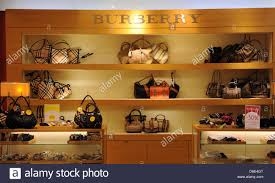  Hàng hóa da, phụ kiện Burberry tăng trưởng mạnh