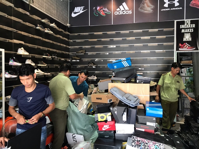 Thu giữ và tiêu hủy hàng nghìn sản phẩm giả Nike, Adidas